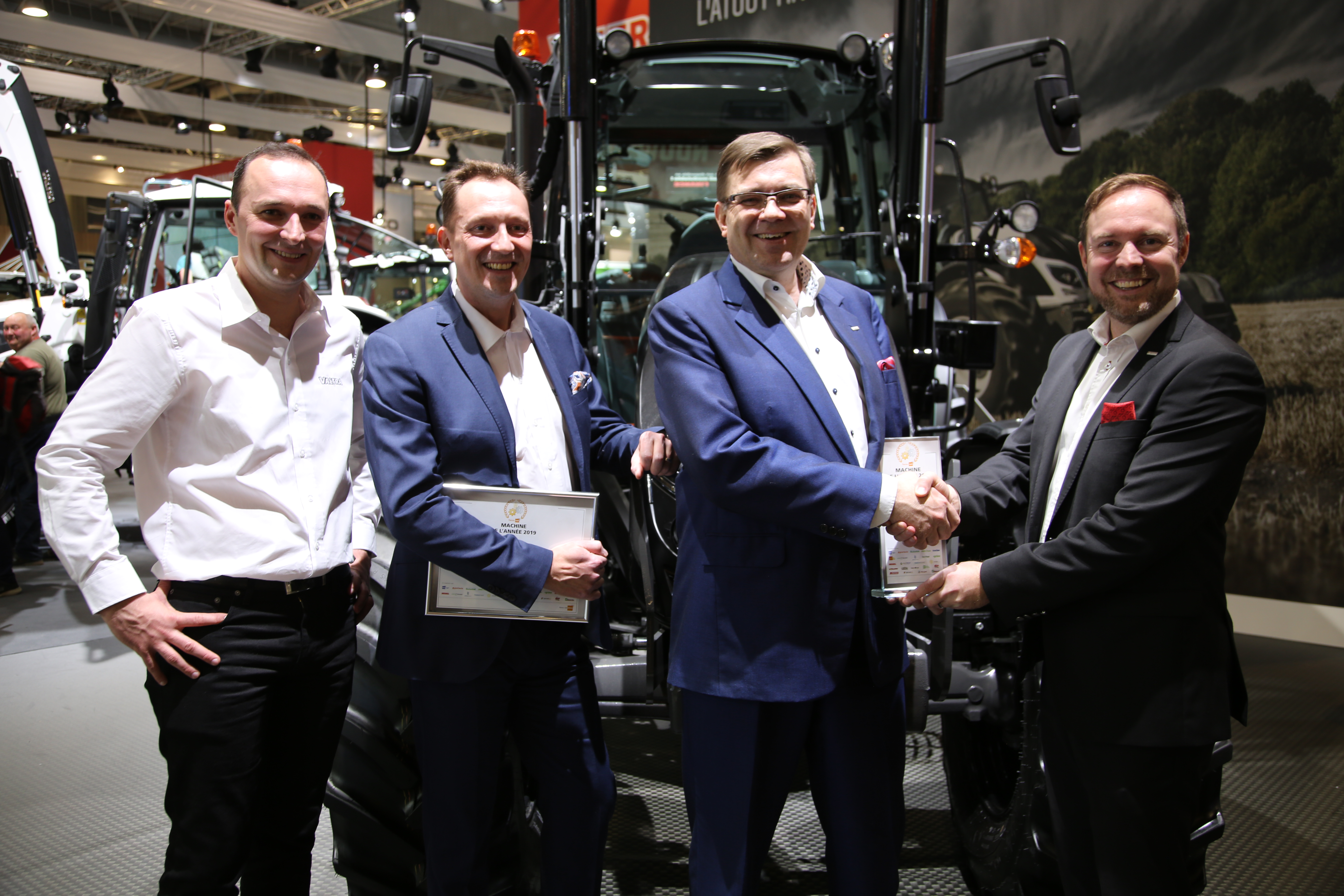 El premio Máquina del año se presentó en el SIMA de París. De izquierda a derecha: Benoit Egon (miembro del jurado), Mikko Lehikoinen (Vicepresidente de Marketing, Valtra EME), Jari Rautjärvi (Director Ejecutivo de Valtra EME), Ville Mansikkamäki (Director de ventas Valtra EME), Alexandre Chantrelle (Gerente de Ventas de Valtra France) y Dieter Dänzer (miembro del jurado).