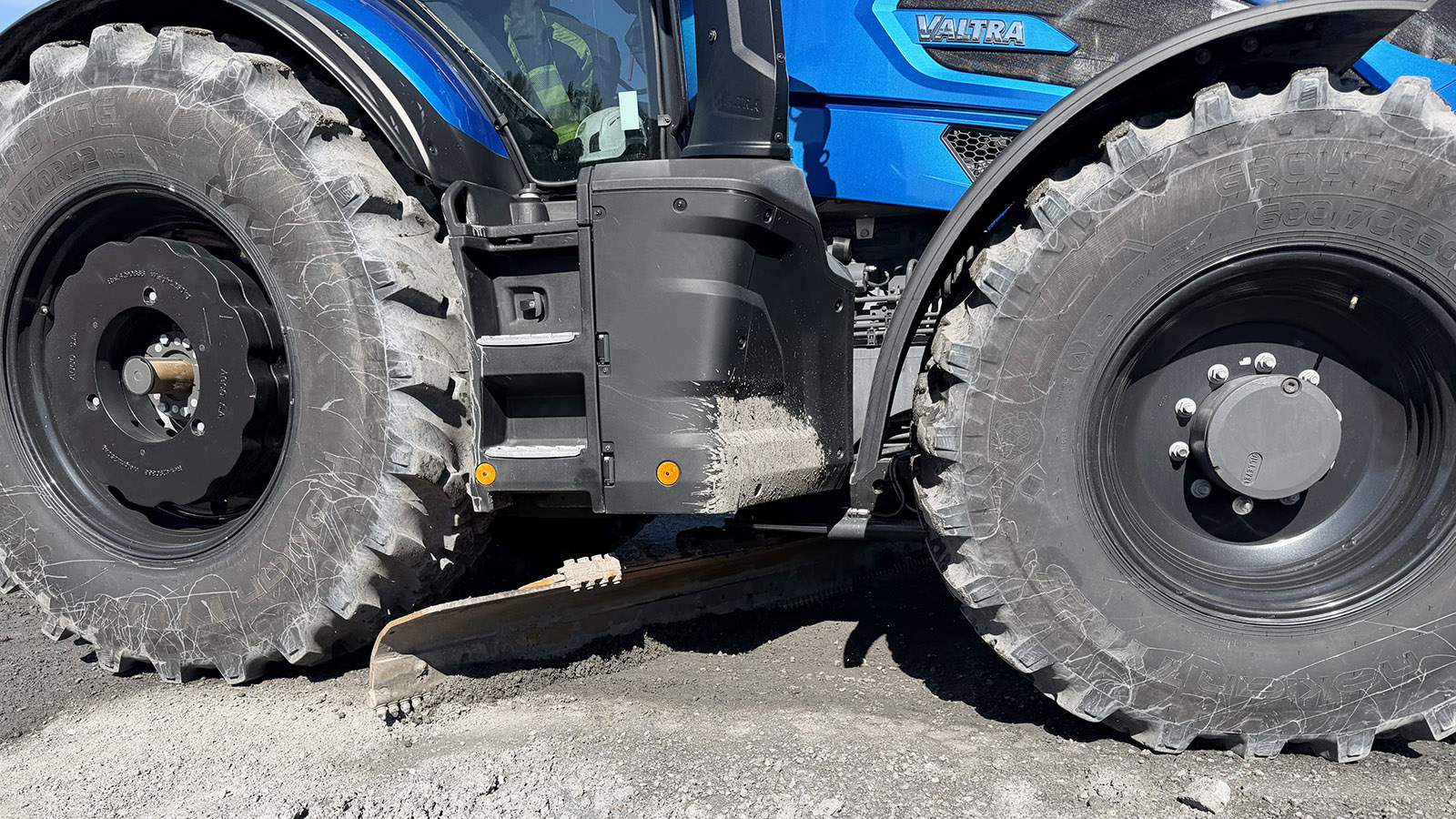 The Widme AS Q-series is fitted with additional weights so that the factory-fitted FMG blade can keep the site roads in the best possible condition. 